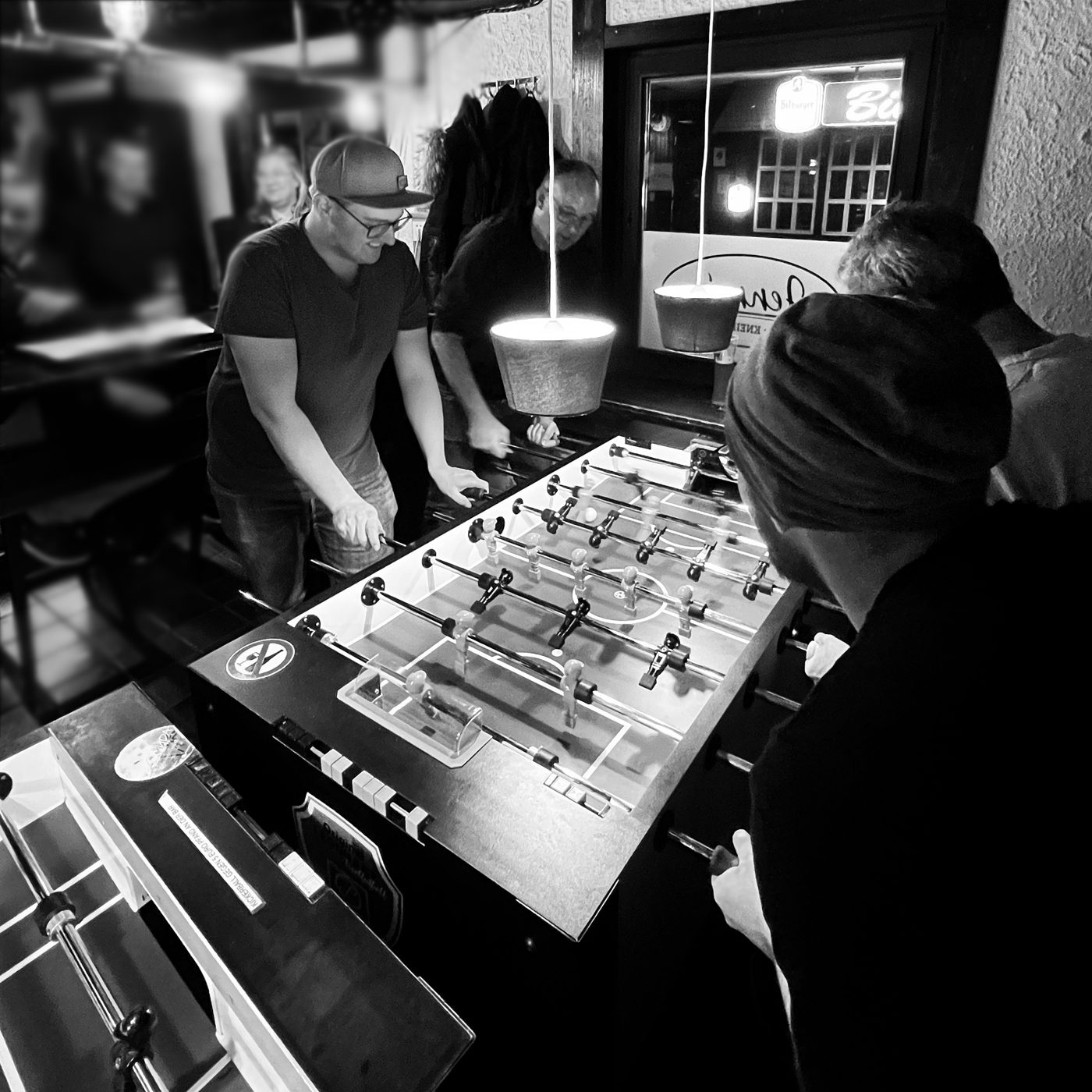 Spielabend in Jenne's Bar mit lachenden Spielern am Tisch