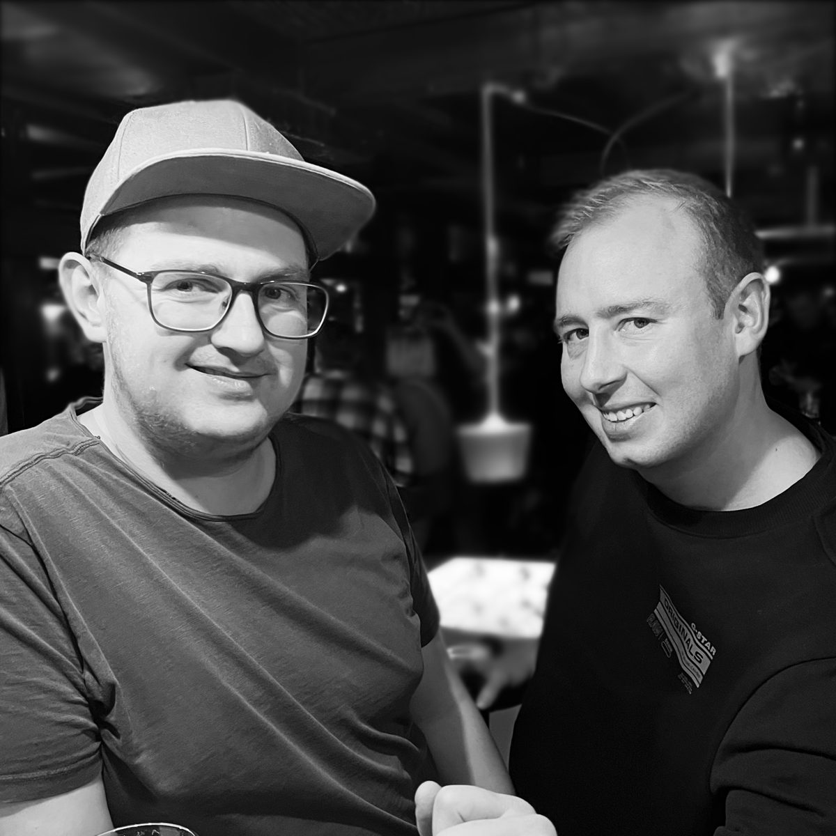 Zwei Spieler vom TFC BigPig in der Kneipe